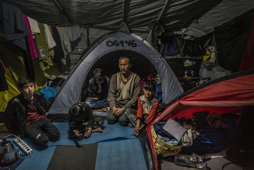 Familie in tent in vluchtelingenkamp in Moria, Griekenland