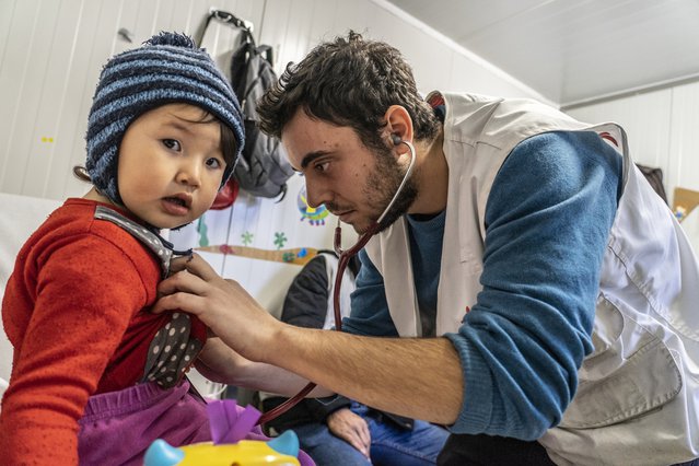 Arts Leonidas onderzoekt een kind in onze kliniek.