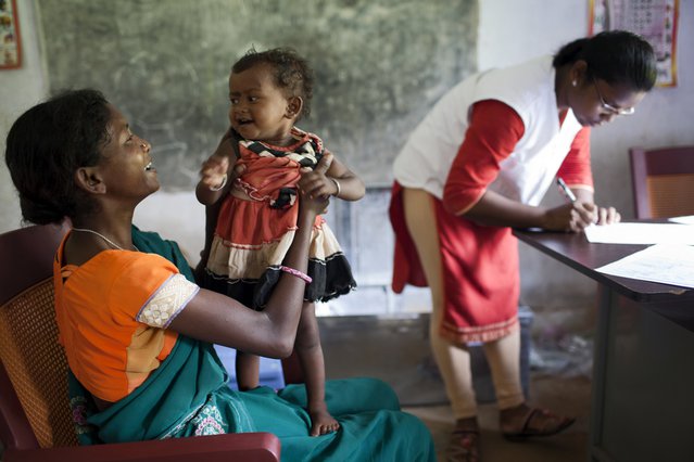 Manni Soy speelt met haar dochter Jabni, India | Artsen zonder Grenzen