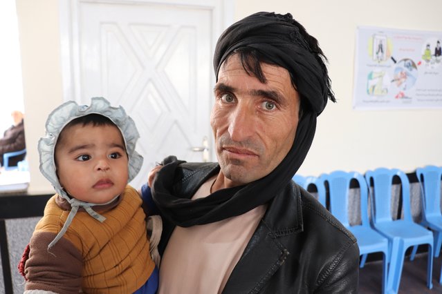 Vader en kind in kliniek in Afghanistan | Artsen zonder Grenzen