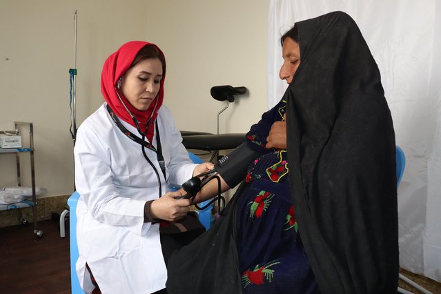 Hulpverlener Artsen zonder Grenzen in kliniek, Afghanistan
