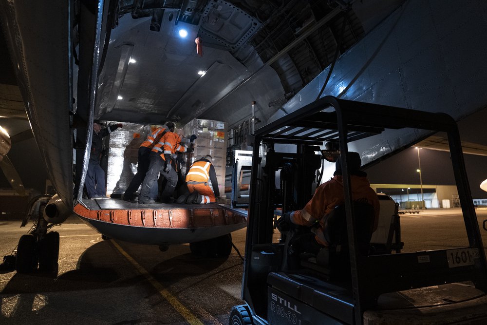 Een vliegtuig met hulpgoederen wordt ingeladen en naar Mozambique gestuurd, het land werd zwaar getroffen door een cycloon.