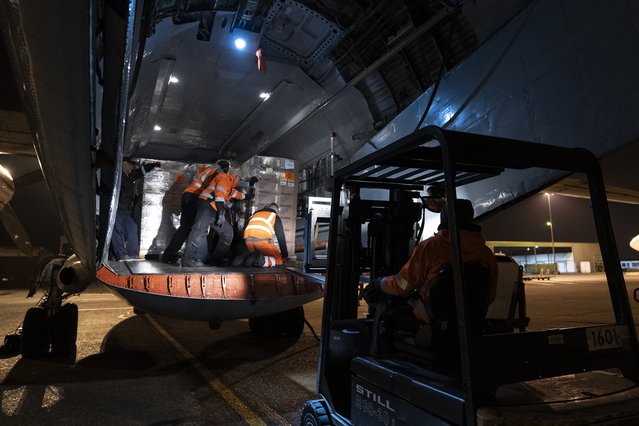 Een vliegtuig met hulpgoederen wordt ingeladen en naar Mozambique gestuurd