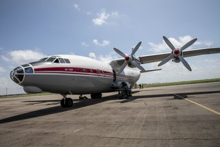 1e vliegtuig met hulpgoederen geland in Beira, Mozambique
