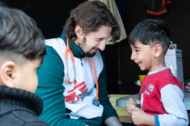 Arts Stefanos heeft een kindje in een vluchtelingenkamp gevaccineerd tegen longontsteking.