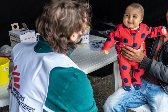 Een kind wordt onderzocht door onze arts in vluchtelingenkamp Griekenland