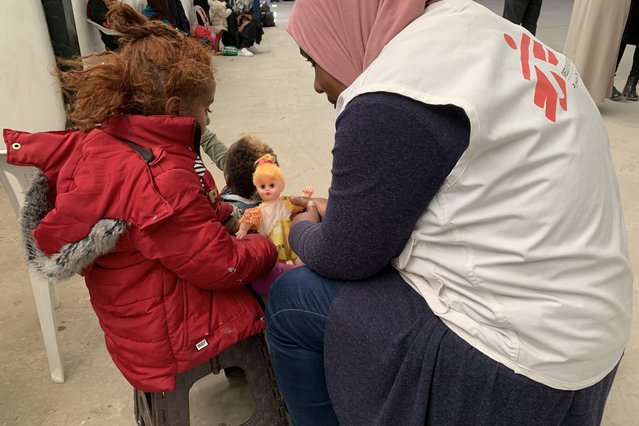 Onze hulpverlener Hinda praat met een 5-jarig meisje dat vastzit in een detentiecentrum in Libië | Artsen zonder Grenzen