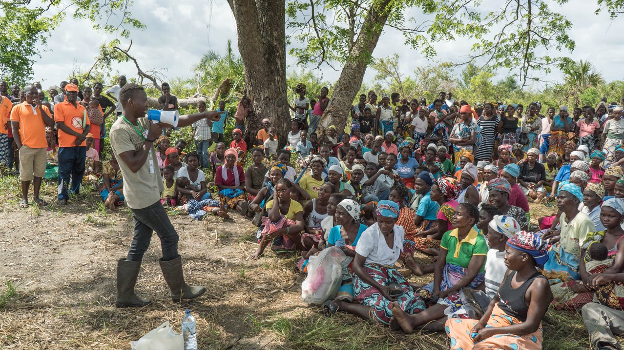 Abel Mauro Antonio, gezondheidspromotor, spreekt de menigte toe in vluchelingenkamp in Mozambique