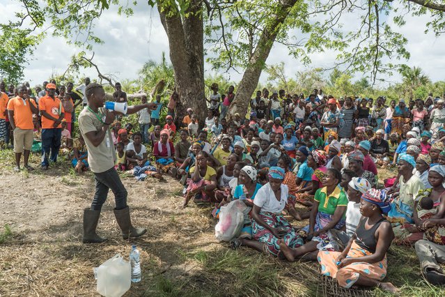Abel Mauro Antonio, gezondheidspromotor, spreekt de menigte toe in vluchelingenkamp in Mozambique