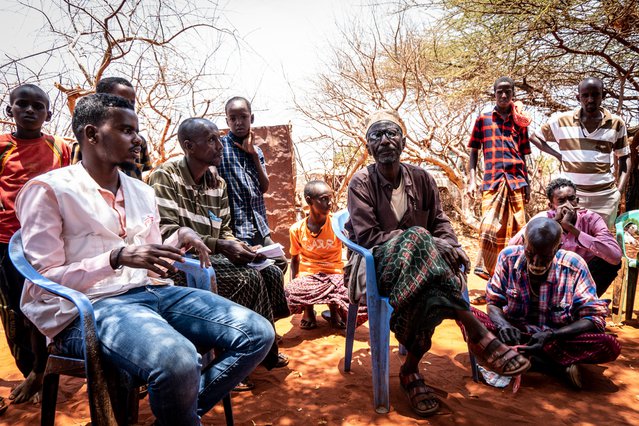 Hulpverleners in gesprek met leiders gemeenschap Ethiopie | Artsen zonder Grenzen