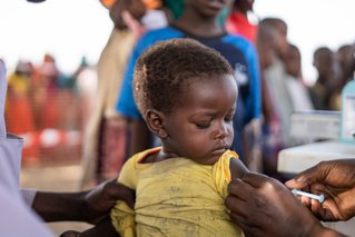Kind gevaccineerd tegen mazelen in Tsjaad