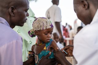 Een meisje in Tsjaad krijgt van ons een vaccinatie tegen de mazelen | Artsen zonder Grenzen