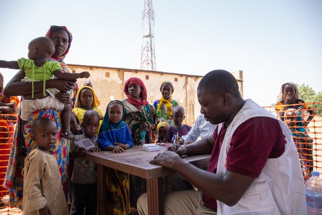 Kinderen in Tsjaad melden zich bij ons aan voor een vaccinatie tegen mazelen | Artsen zonder Grenzen