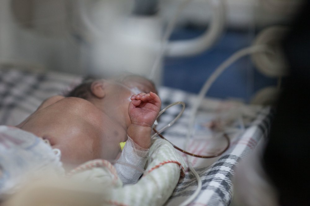 Baby in kliniek in Pakistan