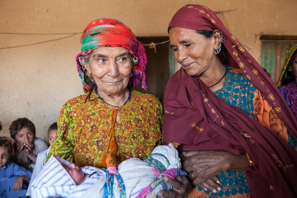 Na de geboorte wordt Gulshan’s baby naar huis gebracht door de oma's.
