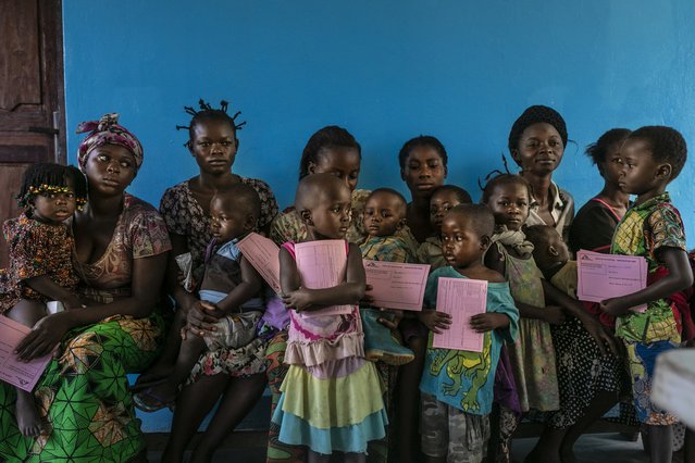 Kinderen wachten op mazelen vaccinatie