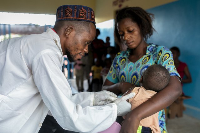 Een kind wordt gevaccineerd tijdens het mazelen vaccinatie programma in Kasai, DR Congo