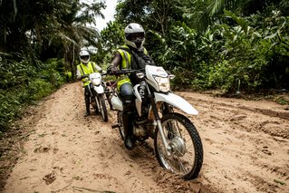 Teams Artsen zonder Grenzen rijden op de motor naar verschillende dorpen in DR Congo. Om zoveel mogelijk kinderen te vaccineren tegen de mazelen.