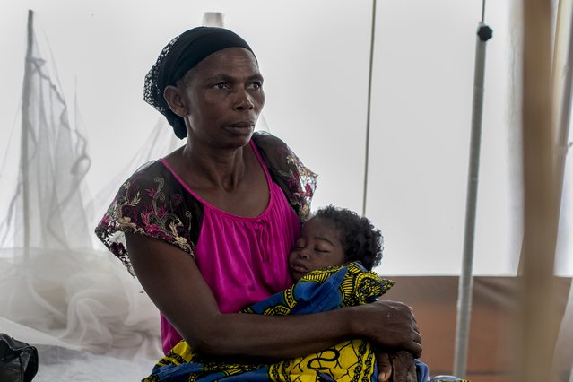 Moeder en kind in onze kliniek in Mayi-Munene, Kamwesha, DR Congo.