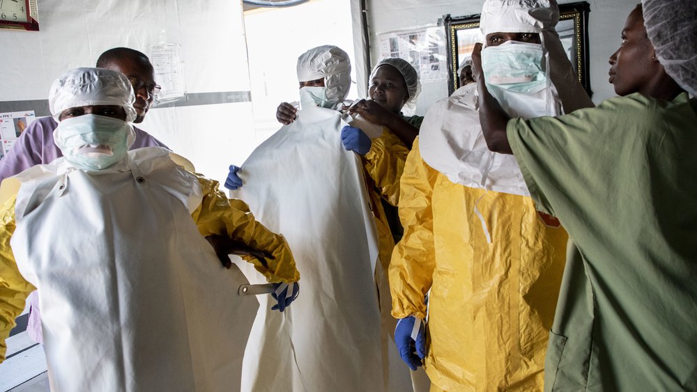 ebolapak aantrekken