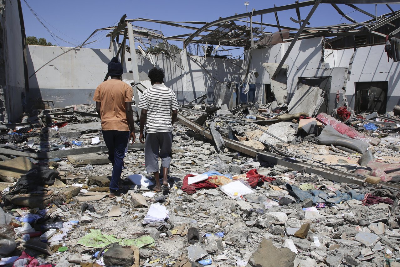 Het detentiecentrum in Tajoura na de luchtaanval in Libië.