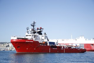 Ocean Viking in de haven van Marseille, klaar voor vertrek.