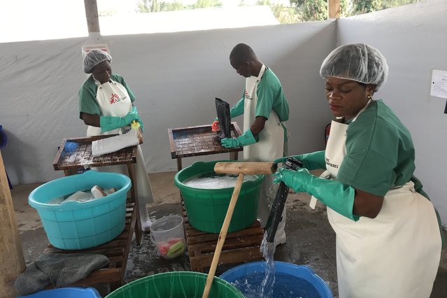 Hygiënisten Artsen zonder Grenzen in de ebola kliniek in Goma, DR Congo