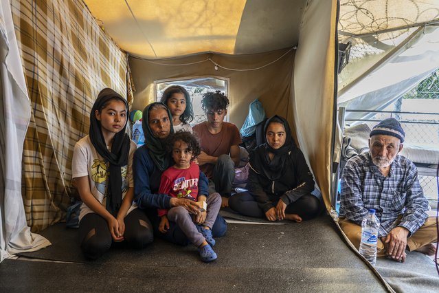 Gezin in tent in Moria-kamp, Lesbos, Griekenland