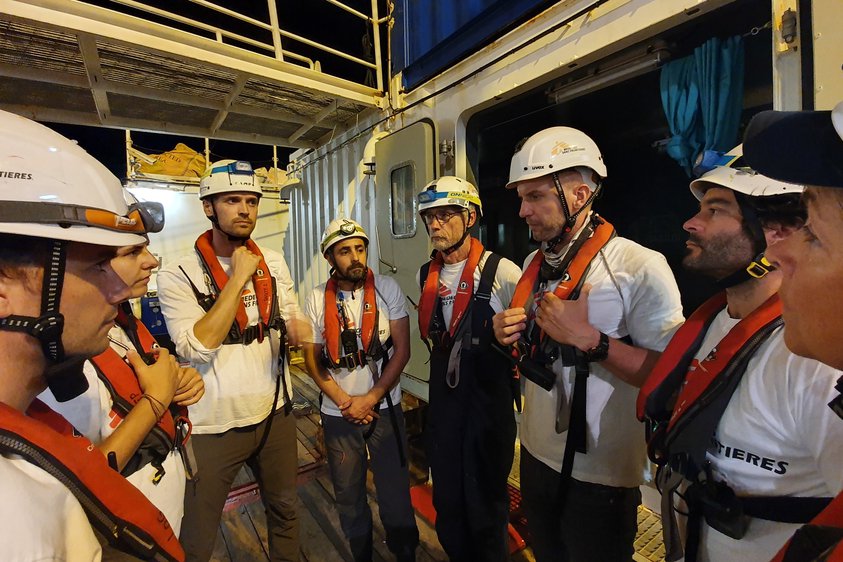 Ons team aan boord van Ocean Viking. Ze bereiden zich voor op de redding.