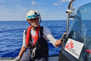 Verpleegkundige Tim Harrison aan boord van onze reddingsboot