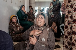 Een oude vrouw op de vlucht voor de strijd in Noordoost-Syrië.