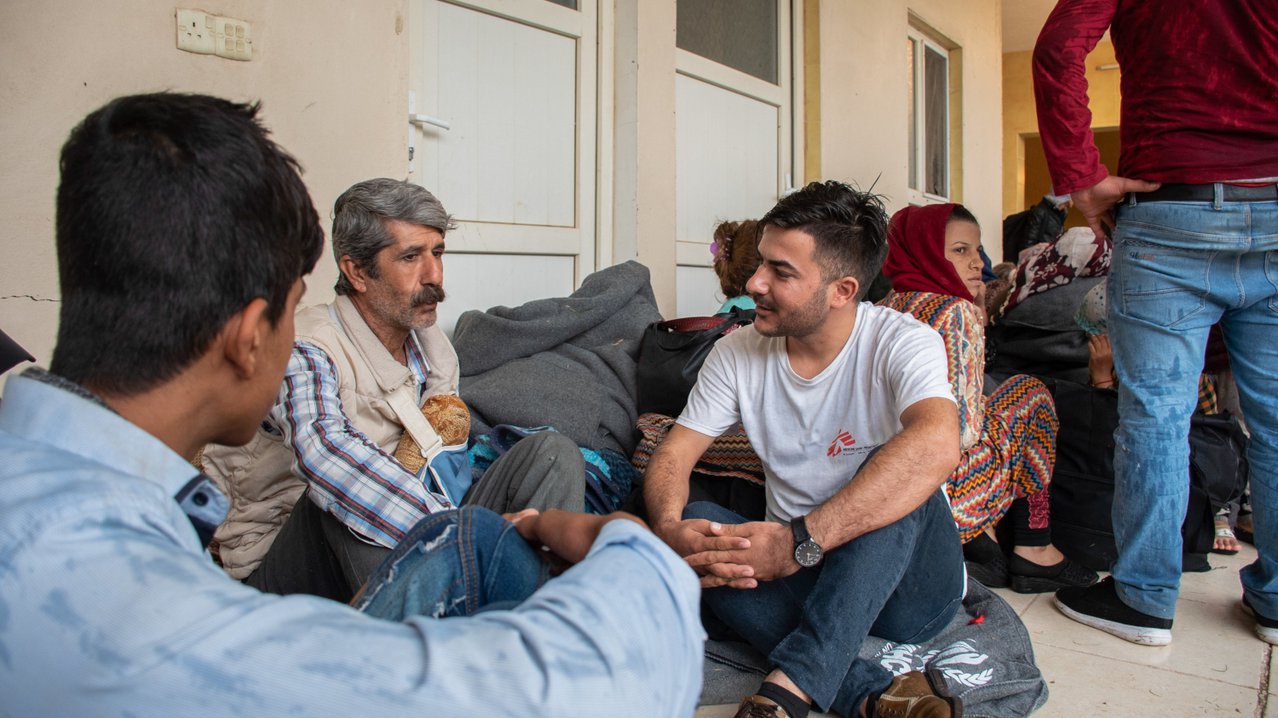 Psychologische hulpverlener Artsen zonder Grenzen praat met een man die net is gevlucht uit Noordoost-Syrië.