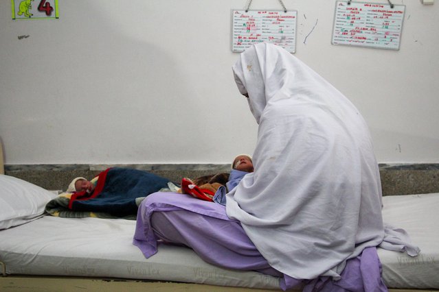 Moeder en kind in ziekenhuis artsen zonder grenzen pakistan