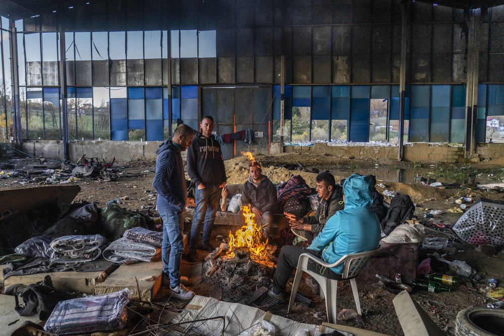 mensen bij het vuur in Bosnië