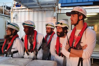 Het team wacht aan boord van de Ocean Viking op de aankomst van de reddingsboot die zojuist 94 mensen uit het water heeft gehaald.