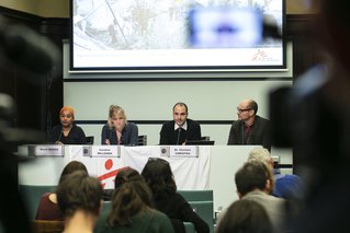 christos christou tijdens persconferentie over de griekse eilanden