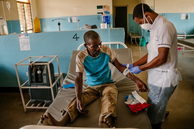 Manfred is een hiv-patiënt en wordt aan het infuus gelegd in het ziekenhuis in Nsanje, Malawi.