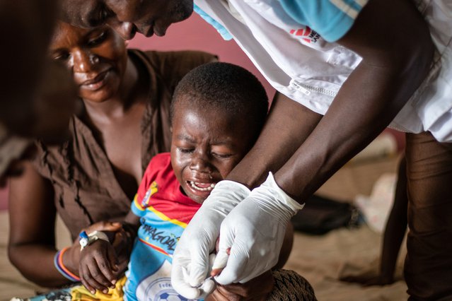 Een baby krijgt een mazelen vaccinatie.