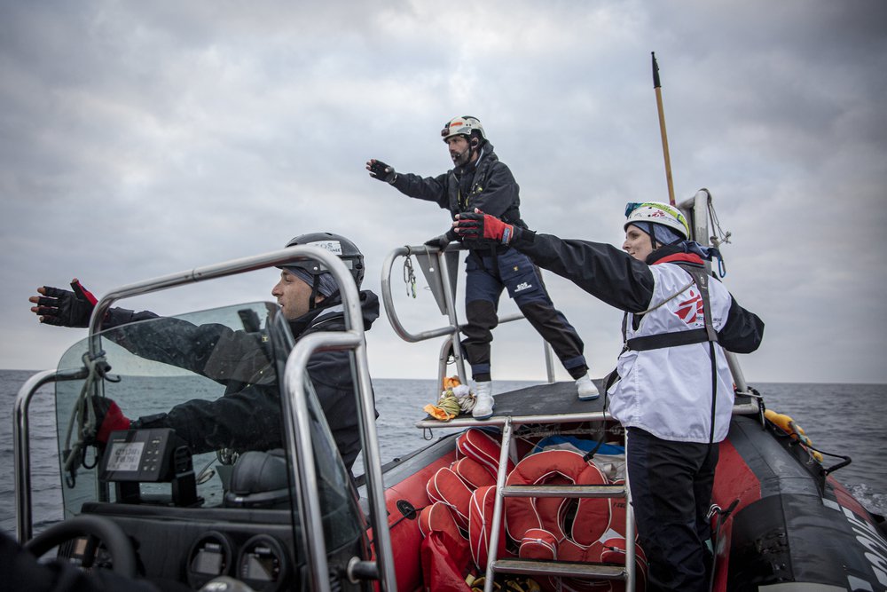Onze teams en de teams van SOS MEDITERRANEE voeren een zoek en reddingsactie uit op de Middellandse Zee