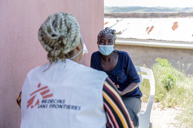 vrouw resistente tuberculosepatient zuid-afrika met artsen zonder grenzen medewerker