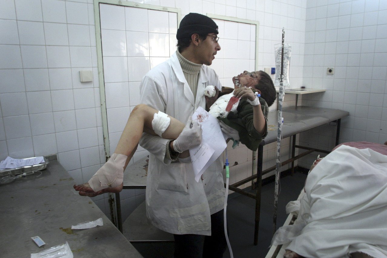 Eerstehulpafdelingen van ziekenhuizen liggen vol met gewonde patiënten. © Mustafa Hassona