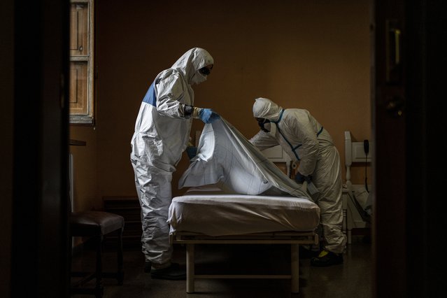 Onze teams in Spanje bieden hulp in 100 verpleeghuizen. Ook helpen ze bij het schoonmaken en desinfecteren van alle kamers. © Olmo Calvo/MSF