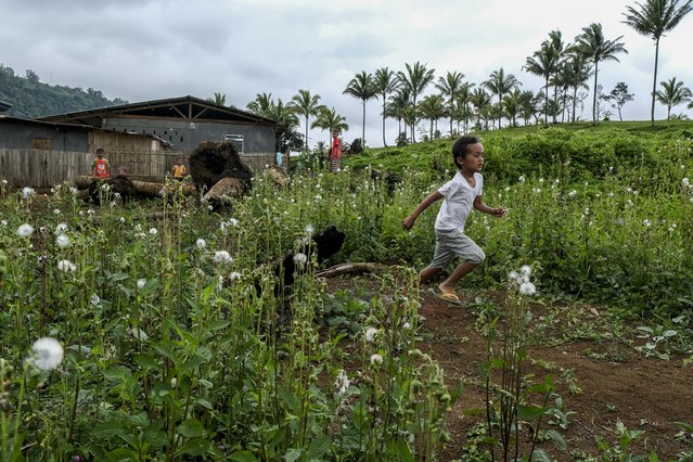 Ontheemde kinderen spelen op de open velden bij het tijdelijke opvangcentrum in Lanao del Sur, Filippijnen