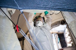 Artsen zonder Grenzen biedt medische noodhulp in conflictgebieden, bij natuurrampen en uitbraken van dodelijke ziektes.