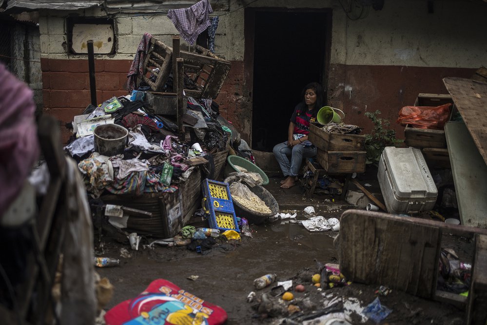Door de storm Amanda zijn María en haar vijf kinderen zijn alles kwijt. Hun bezittingen ligt op straat en al het eten is verloren