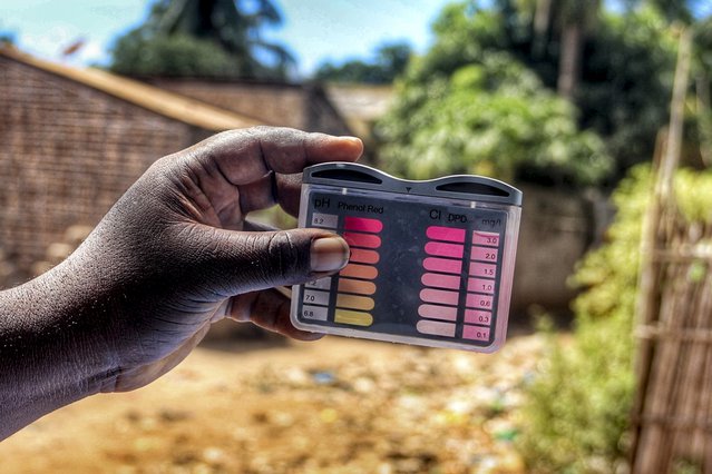 Een medewerker van Artsen zonder Grenzen test de PH-waarden bij het waterdistributiepunt in Pemba, Mozambique. ©MSF