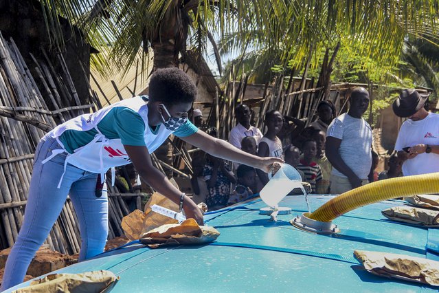 Een medewerker van Artsen zonder Grenzen behandelt het water met de juiste hoeveelheid chlorine oplossing in Pemba, Cabo Delgado, Mozambique.