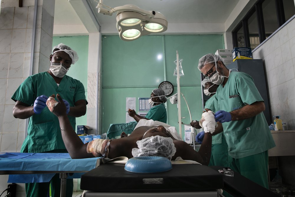 Onze chirurgen verlenen zorg aaan een patiënt in het ziekenhuis in Noordwest-Kameroen.