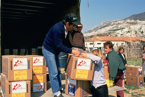 Distributie van medische kits in Albanië 1994. © Anita van den Bergh