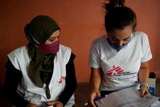 Verpleegkundige Sara en epidemioloog Krystel in Beiroet verdelen medicijnen voor patiënten in zwaar getroffen wijken van de stad.
